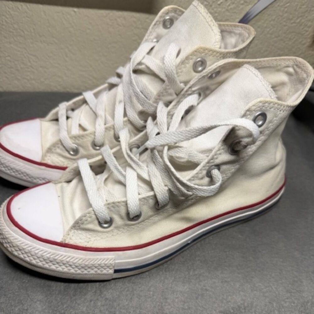 Classic White High-Top Canvas Sneakers - Unspecified Brand